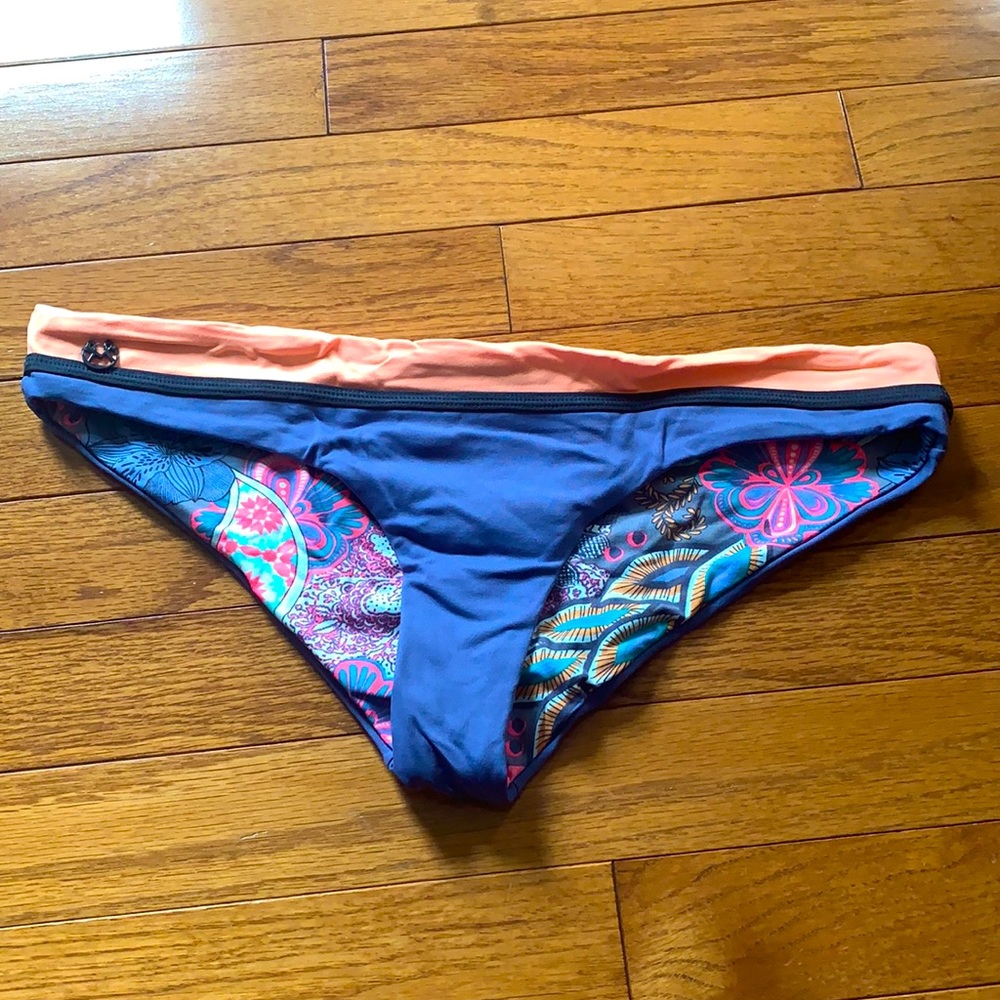 NWOT Maaji swim bottoms size - large